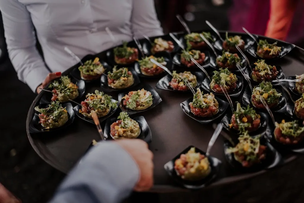 Banquete de boda servido por el equipo de catering